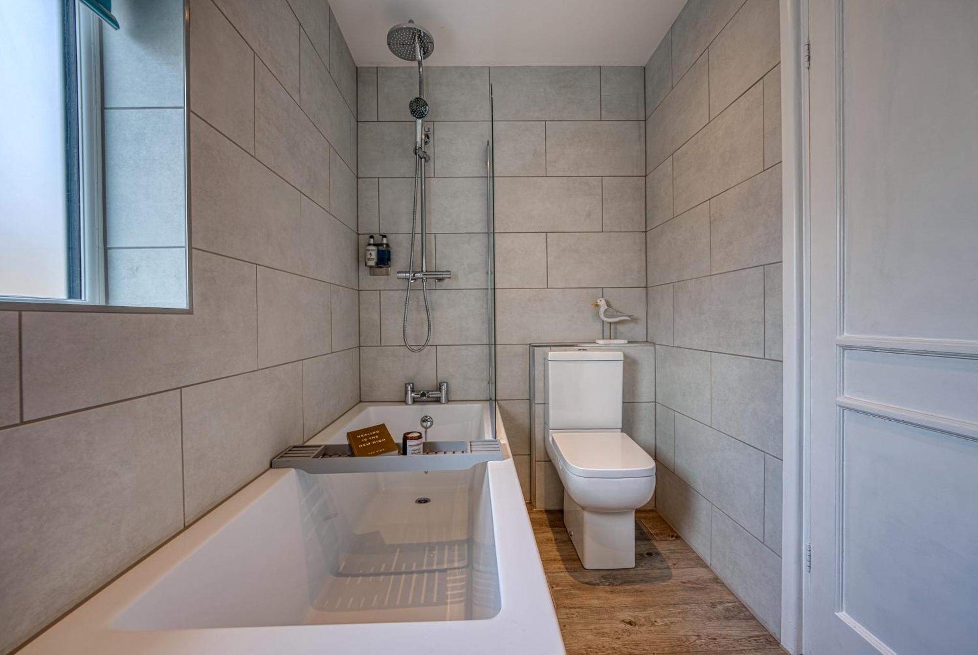 2 Bedrooms Modern, Stunning & Stylish Contractor House, Prime Portsmouth Location With Free Parking Permit, Summer Special Offer!! - By Blue Puffin Stays المظهر الخارجي الصورة